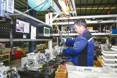 工人正在抓紧赶工